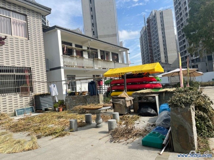 岑卜村曾是水上爱好运动者聚集地,村民院落里放着皮划艇等。